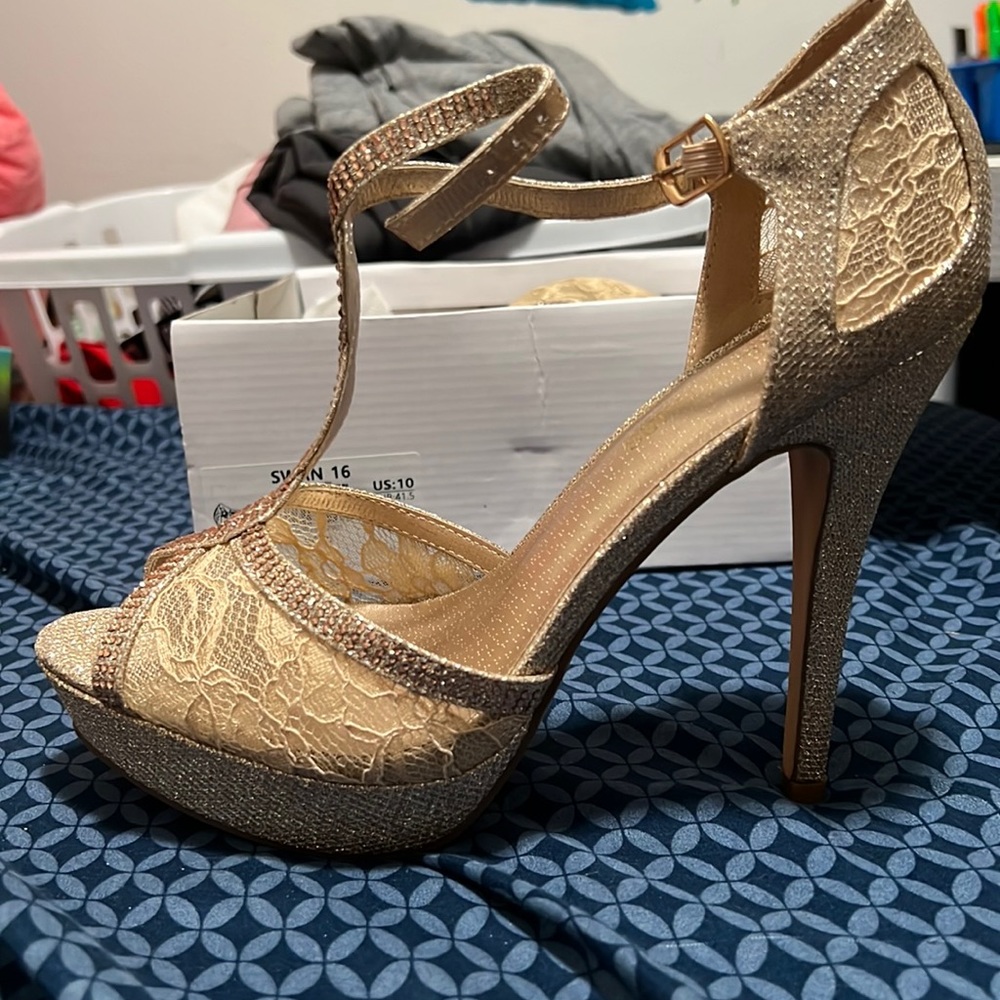 Dream pairs gold high heels.